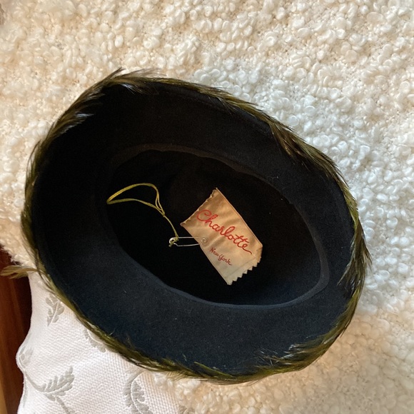 Absolutely gorgeous pristine condition feathered vintage hat main image 5
